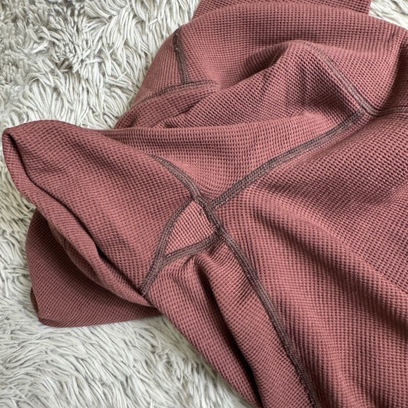 Alo Yoga Micro Waffle Knit Lowkey Leggings in Cherry Cola size xxs - Picture 4 of 10